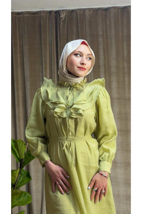 Liya Yaka Göğüs Ve Eteği Fırfırlı Elbise - Yağ Yeşili Liya Yaka Göğüs Ve Eteği Fırfırlı Elbise - Yağ Yeşili