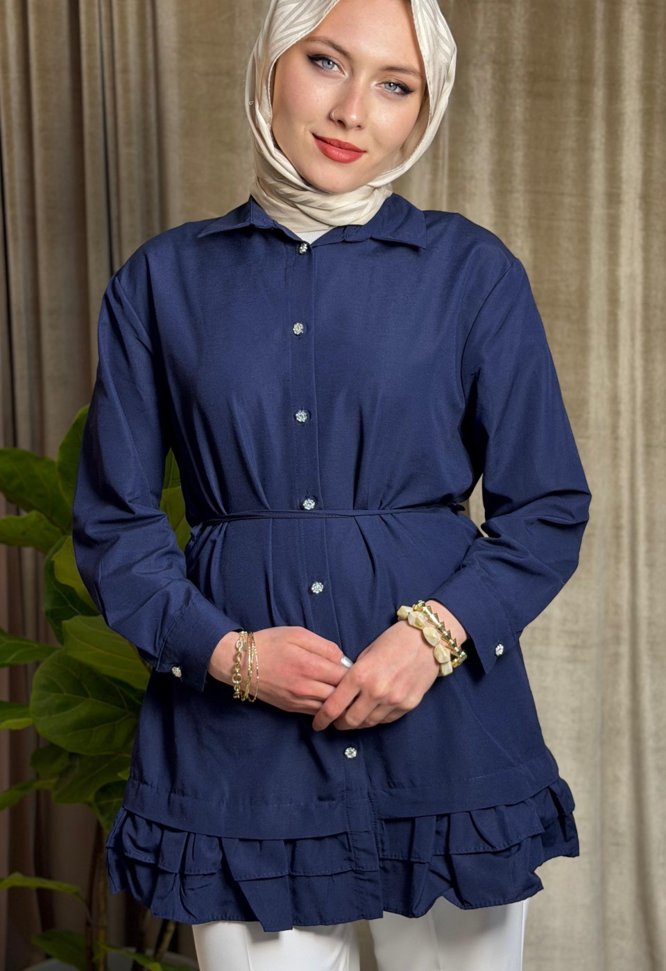 Etek ucu katlı fırfırlı düğmeli poplin gömlek