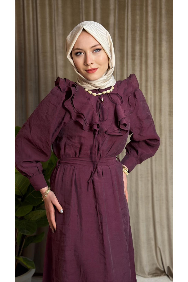 Liya Yaka,göğüs ve eteği fırfırlı elbise.