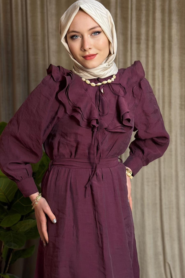 Liya Yaka,göğüs ve eteği fırfırlı elbise.