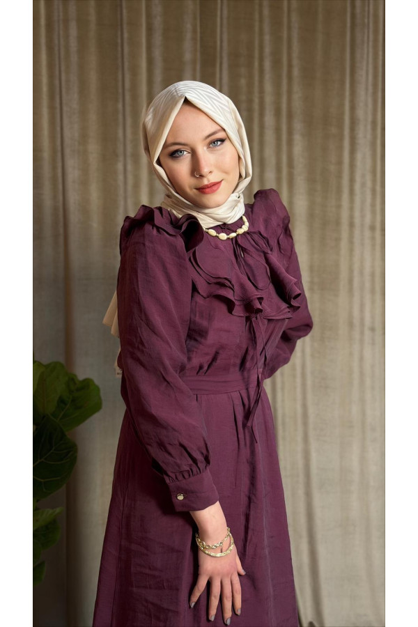 Liya Yaka,göğüs ve eteği fırfırlı elbise.