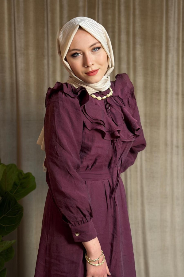 Liya Yaka,göğüs ve eteği fırfırlı elbise.