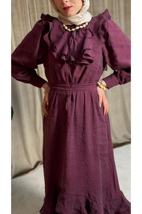 Liya Yaka,göğüs ve eteği fırfırlı elbise.