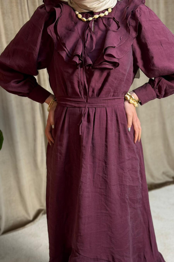 Liya Yaka,göğüs ve eteği fırfırlı elbise.