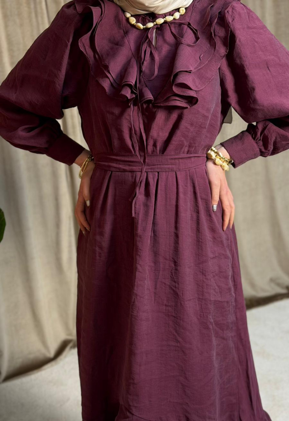 Liya Yaka,göğüs ve eteği fırfırlı elbise.