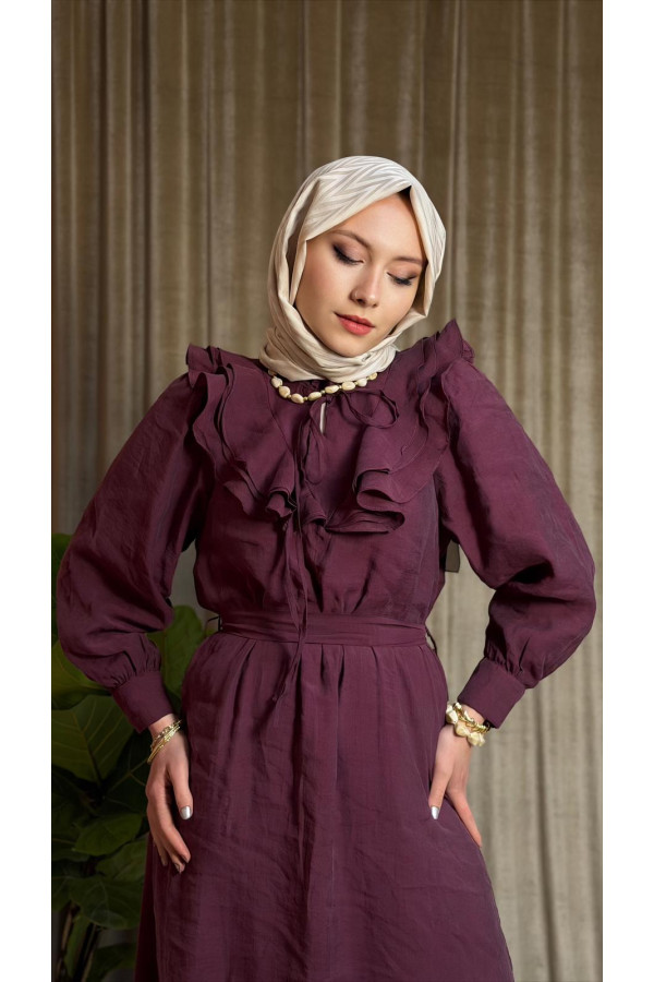 Liya Yaka,göğüs ve eteği fırfırlı elbise.