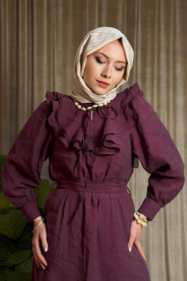 Liya Yaka,göğüs ve eteği fırfırlı elbise.