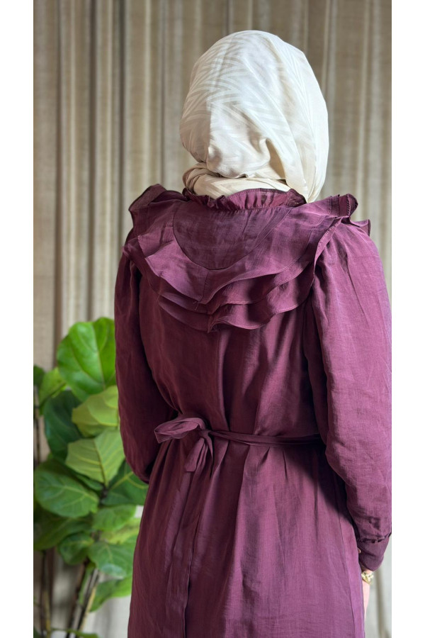 Liya Yaka,göğüs ve eteği fırfırlı elbise.