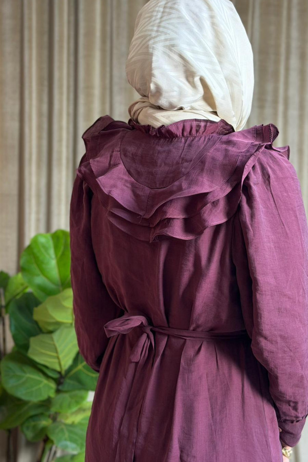 Liya Yaka,göğüs ve eteği fırfırlı elbise.