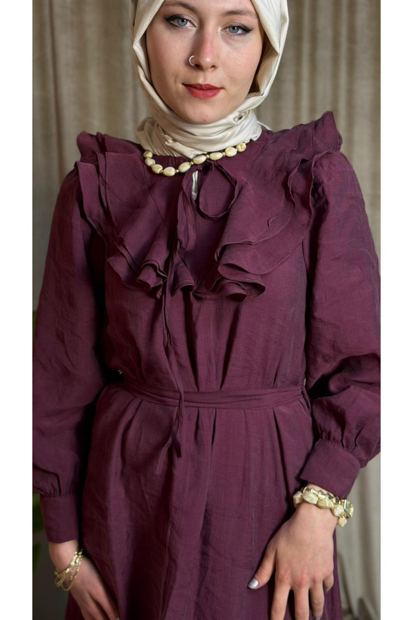 Liya Yaka,göğüs ve eteği fırfırlı elbise.