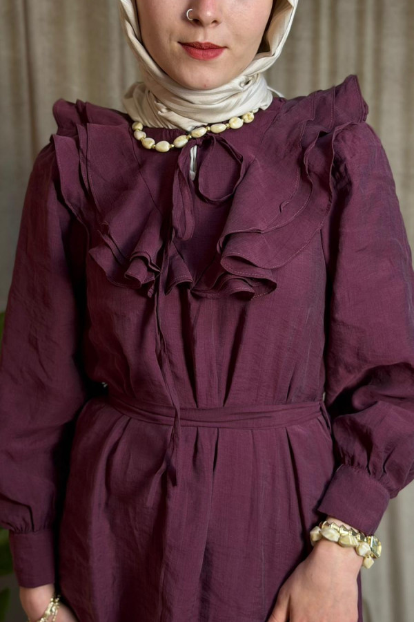 Liya Yaka,göğüs ve eteği fırfırlı elbise.