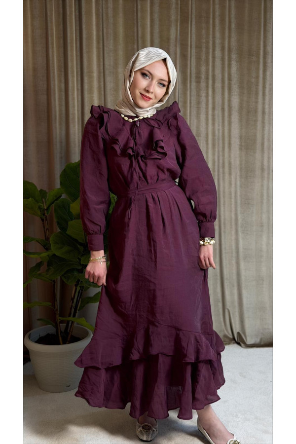 Liya Yaka,göğüs ve eteği fırfırlı elbise.