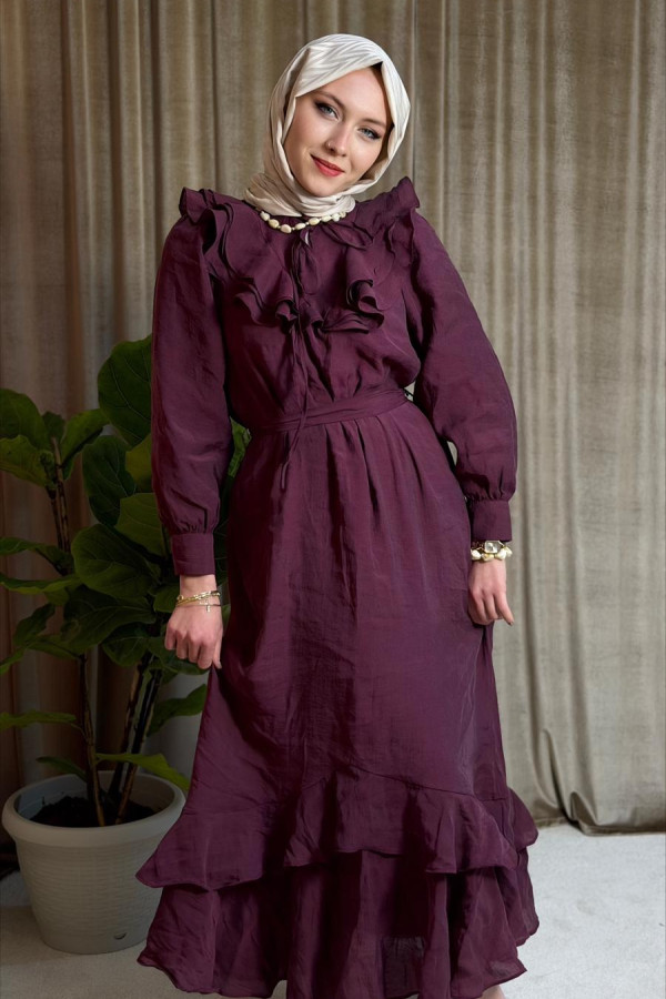 Liya Yaka,göğüs ve eteği fırfırlı elbise.