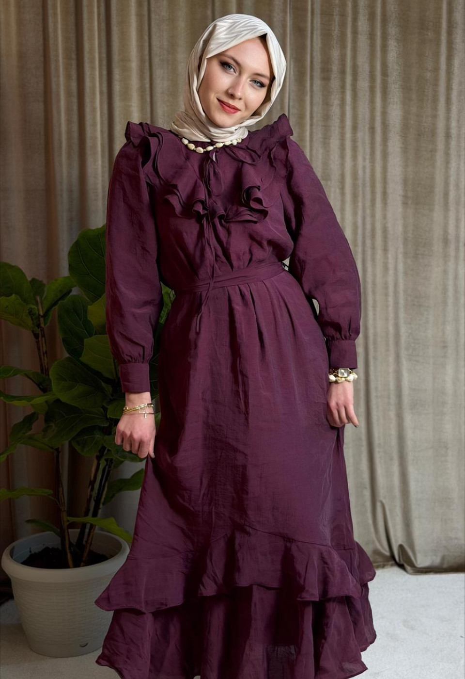 Liya Yaka,göğüs ve eteği fırfırlı elbise.